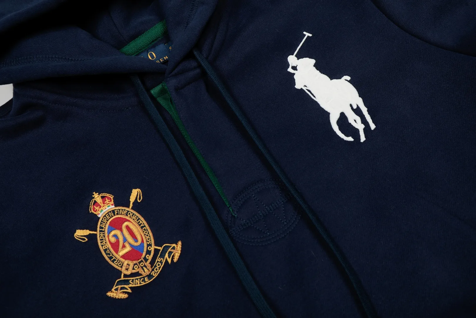P300 Top Quality" Style Number: 8103# [Ralph Lauren 20th Anniversary Badge Embroidered Deconstructed Autumn and Winter Hooded Sweatshirt] ✅Ralph Lauren Anniversary Autumn and Winter Plush Hooded Sweatshirt for Men and Women ✅380g 100% pure cotton heavy-grabbed cloud velvet ✅Three-layer hidden partial placket Reactive dyeing D65 raw cotton double herringbone belt Wide and narrow partitions ✅Single color single version High-precision embroidery Same as original order ✅Simple upper body, easy to match, ootd must-have, versatile, recommended for couples to wear when traveling ~ Size: S-XL Color: White Navy